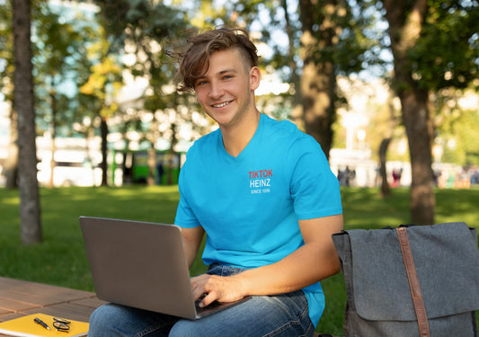 TIKTOKHEINZ Männer T-Shirt V-Ausschnitt SINCE 1936